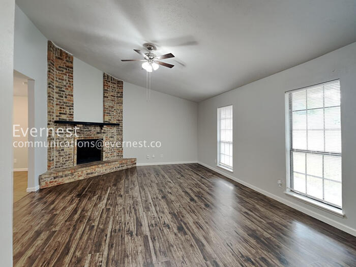 Building Photo - 2117 Newbury Dr