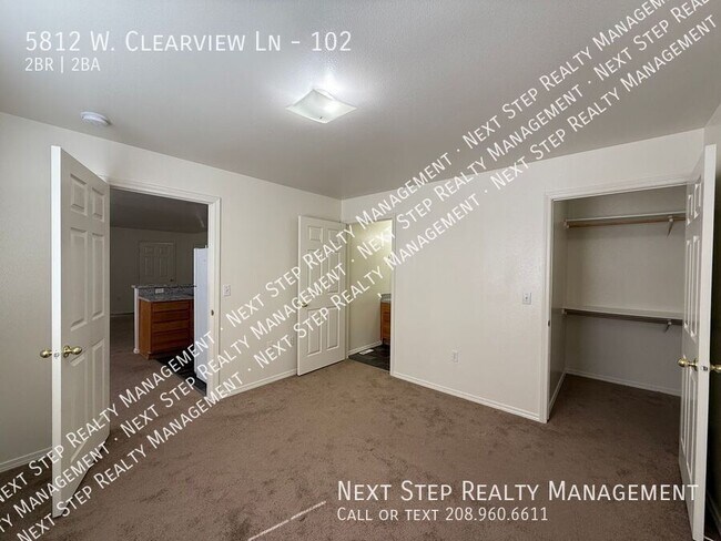 Building Photo - 5812 W Clearview Ln