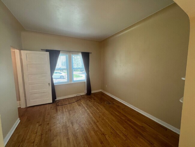 Building Photo - AVAILABLE JUNE - Perfect 2 Bed 1 Bath In Hillside Neighborhood