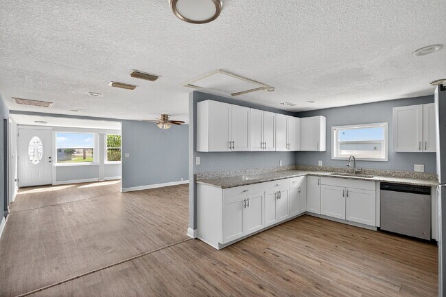 Building Photo - Location, Location, location! Large 3 Bedroom, 2 Bathroom Home for rent. This home has recently b...