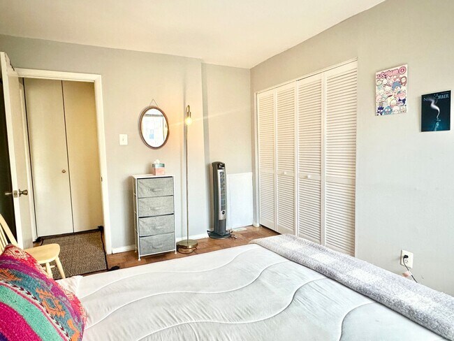 Building Photo - 1 Bed 1 Bath!  Pets Welcome!  Parking!
