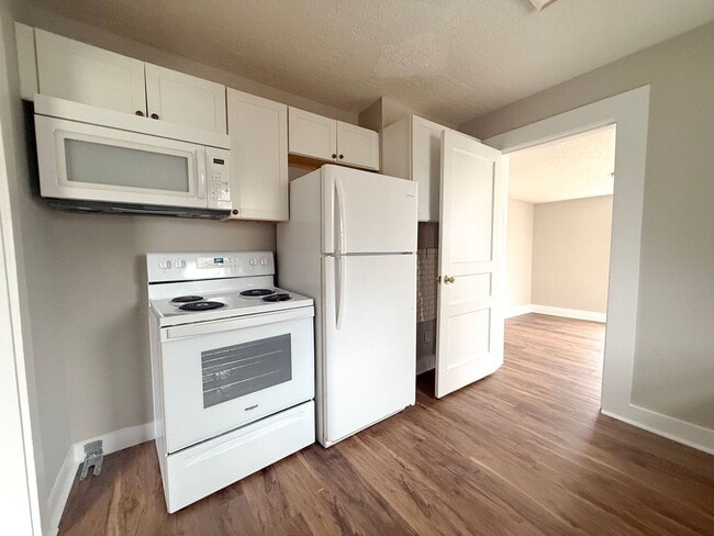 Building Photo - Single-Level 1-Bedroom Duplex with Yard and Covered Porch in Sparta