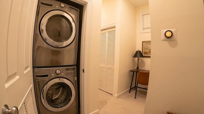 Building Photo - 2140 W Schiller St