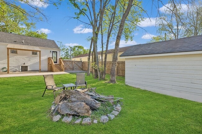 Building Photo - 902 Broadmoor Dr