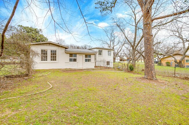 Building Photo - Fully Remodeled 3 Bed, 2 Bath Home in River Oaks w/ Basement- 76114