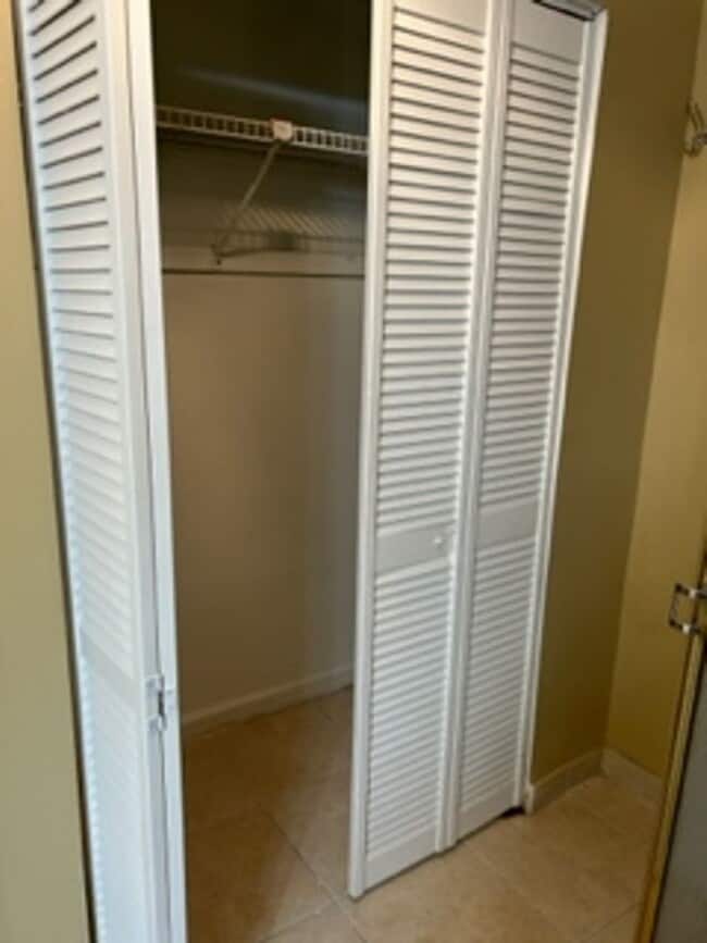 Building Photo - Beautiful 3 bedroom, 2 bath pool home in a lovely community.