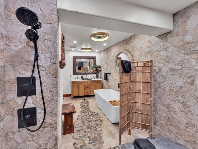 Building Photo - Oceanfront Estate: The Honolii Hale