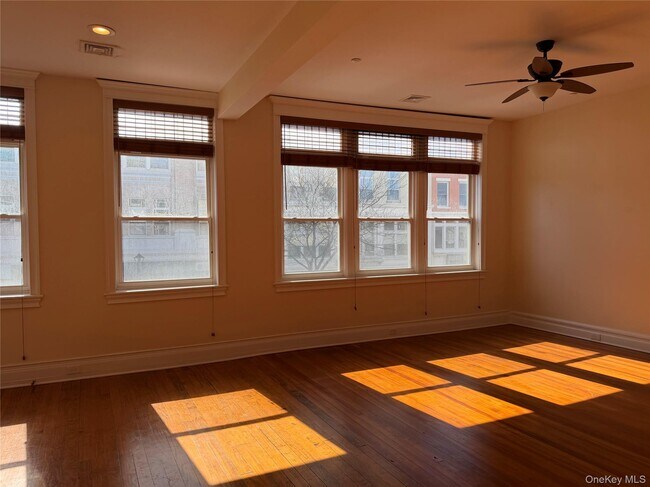 Building Photo - 337 Main St