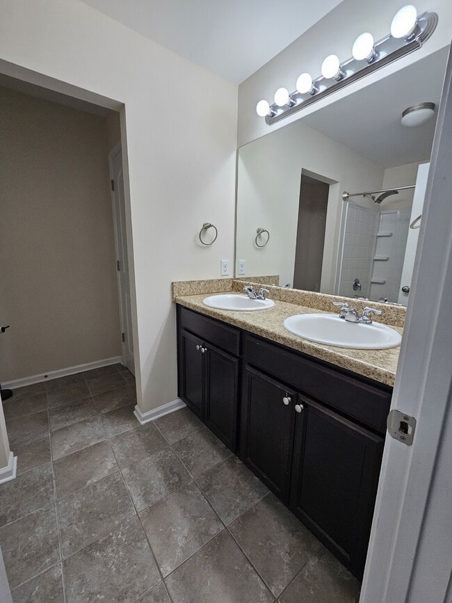 Building Photo - Luxury Townhouse in Richmond Hill.  Get Bu...