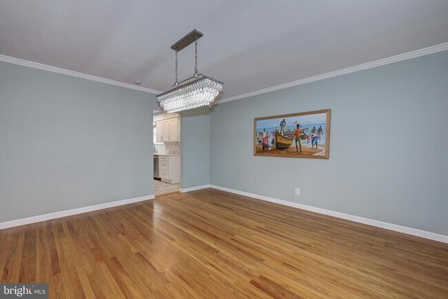 Building Photo - 1717 Country Club Dr