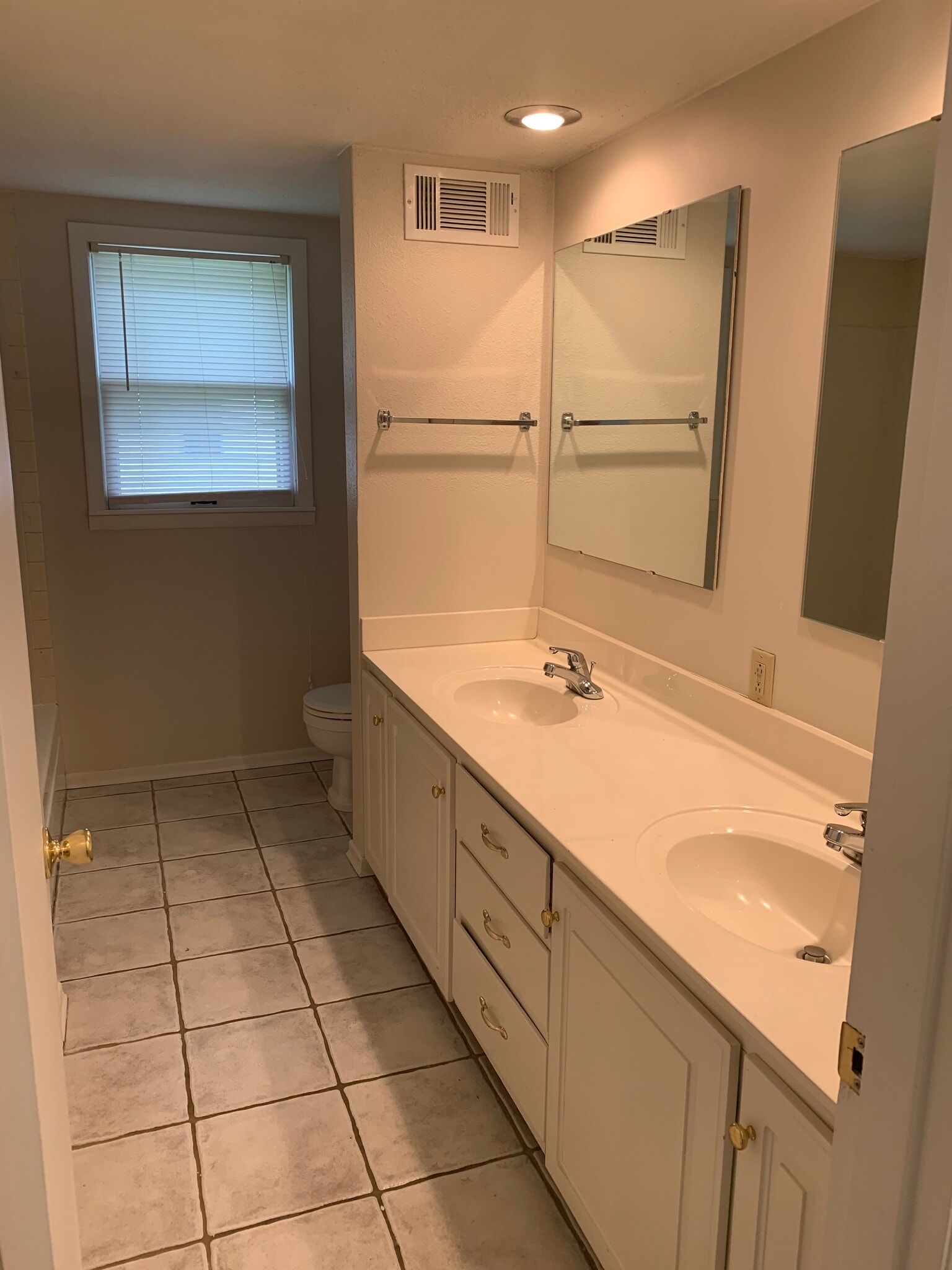 Hall Bath - 1202 Wayne St