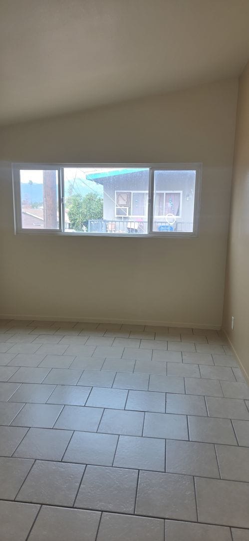 Building Photo - 821 N Vineyard Ave