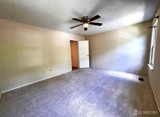 Building Photo - 4 Pond View Dr
