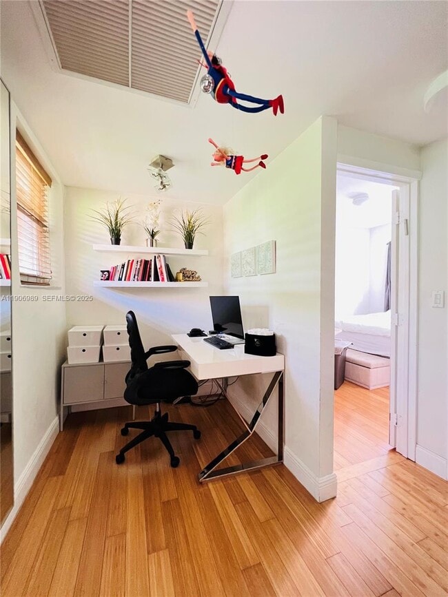 Building Photo - 4812 Pine Tree Dr