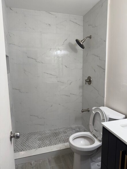 Primary Photo - 760 W 30th St