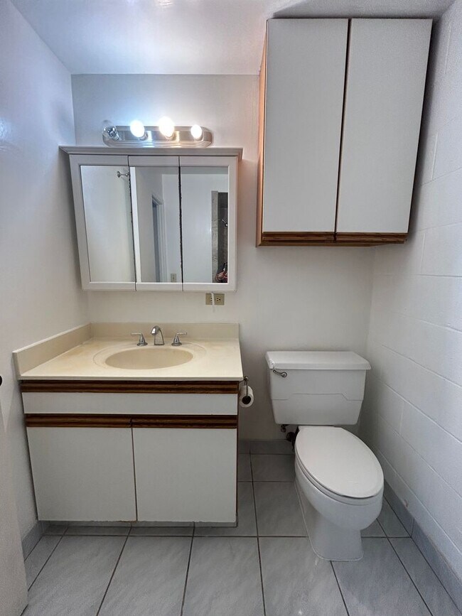 Building Photo - Available on 10/01/25, 660 sq ft, 2 Bedroo...