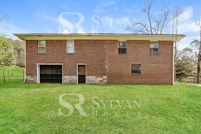 Building Photo - Prepare to fall in love with this 4 bedroom, 2 bathroom home