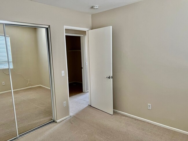 Building Photo - Nice 2 Story Home