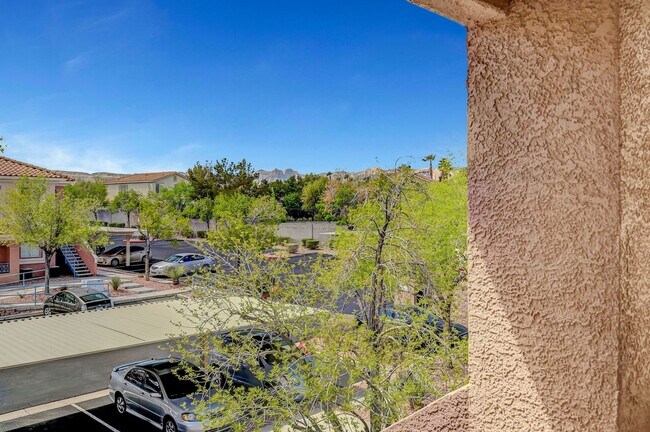 Building Photo - Great 2 bedroom 2 bathroom condo in gated community in Summerlin!