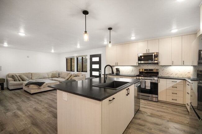 Building Photo - 420 N 6th Ave