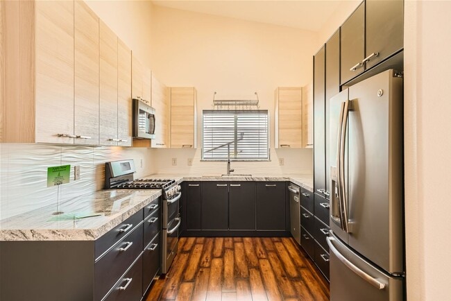 Building Photo - Elegant 2-Bedroom Condo in Gated Community with Pool and Spa