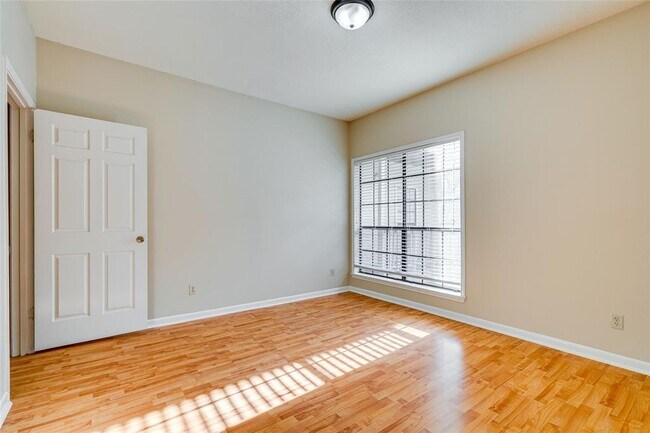 Building Photo - 715 W 22 1/2 St