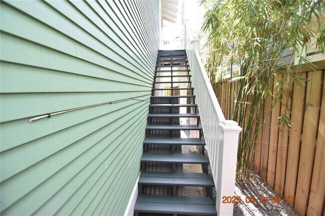 Building Photo - 810 S Packwood Ave