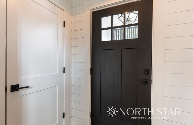 Building Photo - Remodeled Sellwood Bungalow