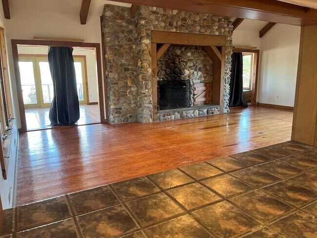 Building Photo - 9077 Henderson Ln