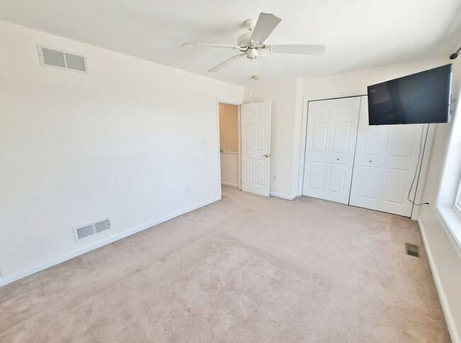 Building Photo - 2 Bed / 1-1/2 Bath Townhome