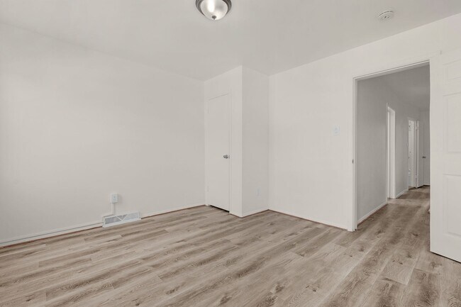 Building Photo - 2335 Lauretta Ave
