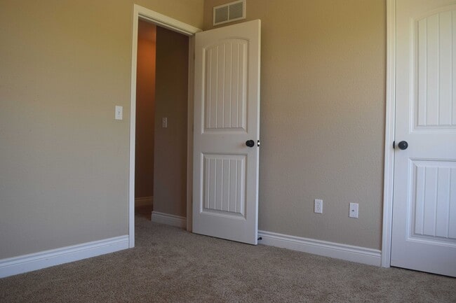 Building Photo - Gorgeous Split Foyer Home!