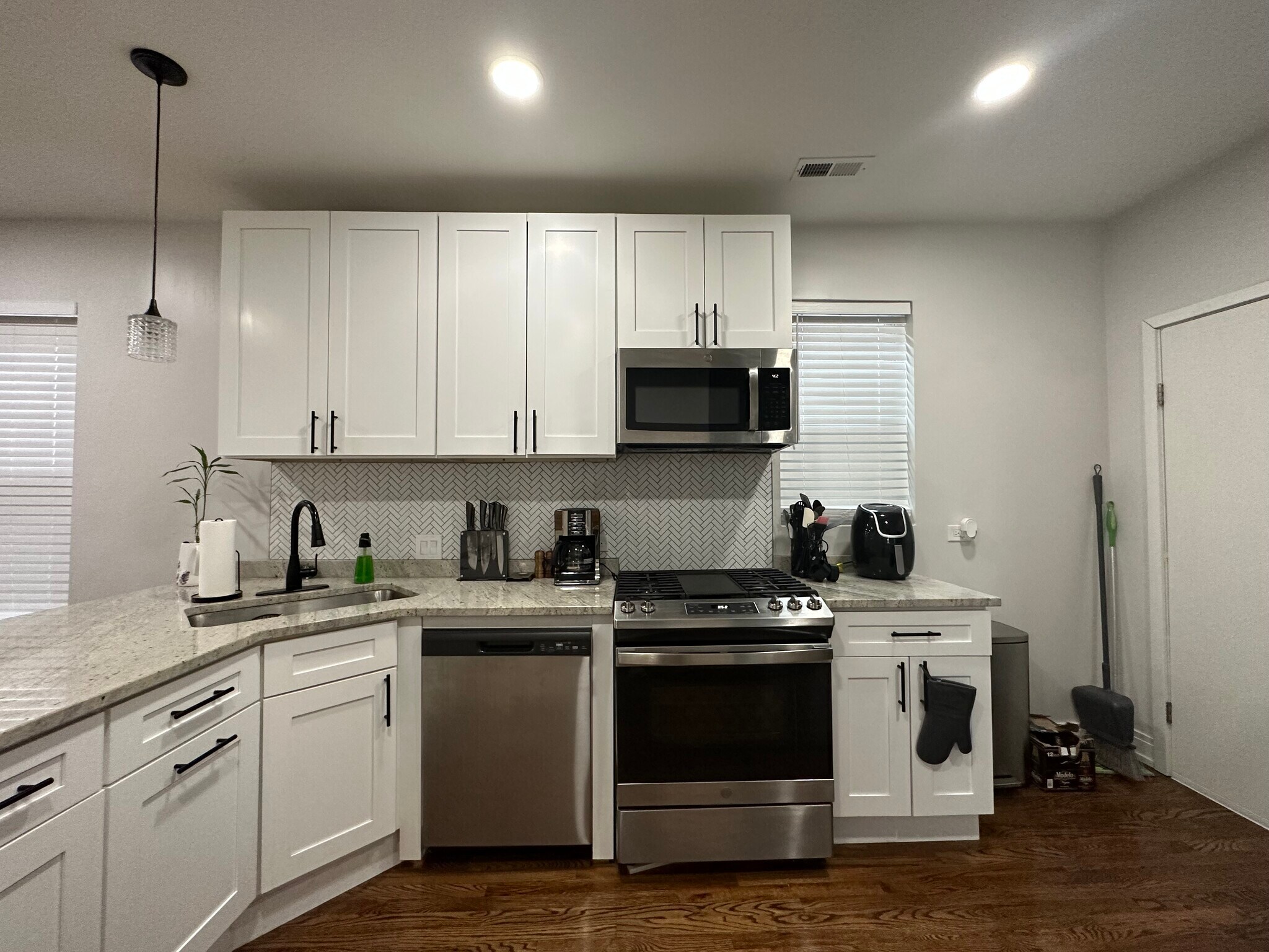 Kitchen - 1908 S May St