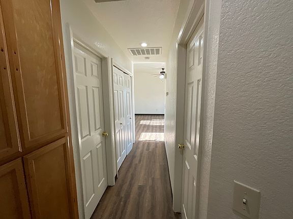 Building Photo - Charming Home