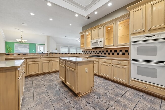 Building Photo - 10827 Oak Bayou Ln