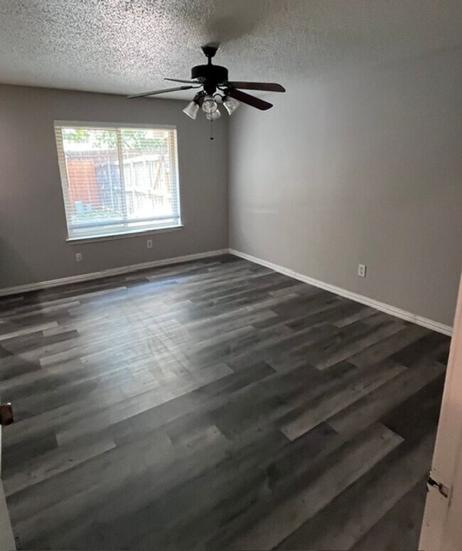 Building Photo - Cute 1 story duplex in Euless in CGISD