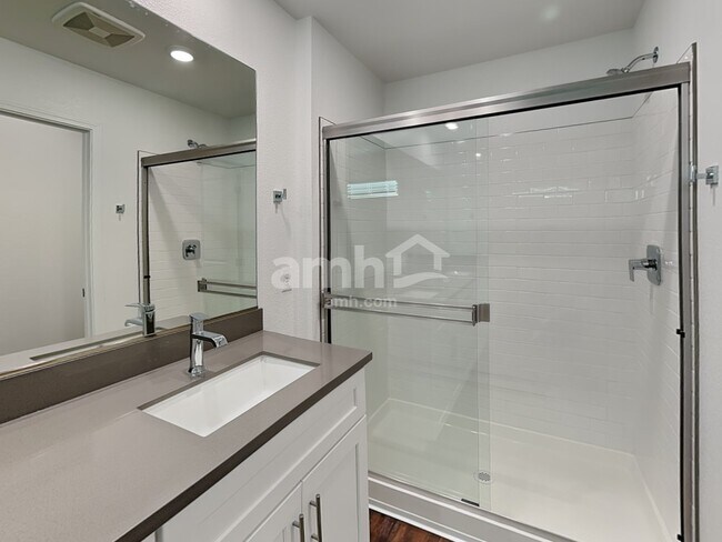 Building Photo - 831 Longwood Gdns St