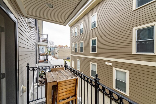 Building Photo - 880 E 2nd St