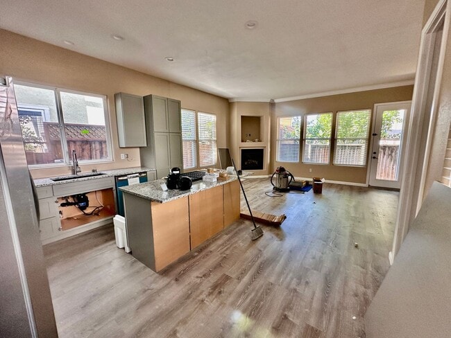 Building Photo - 4 bed/ 4.5 bath in Santa Rosa