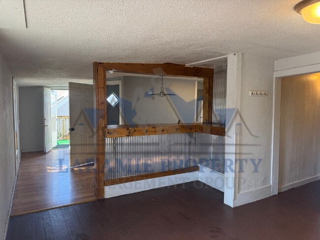 Building Photo - 2 bedroom + Office upstairs - 1/2 OFF 1ST ...