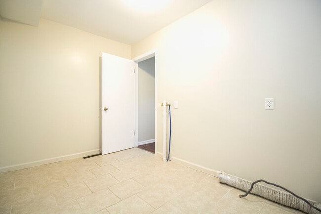 Building Photo - 3001 Edgebrook Dr