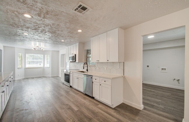 Building Photo - 808 Stone Mountain Dr