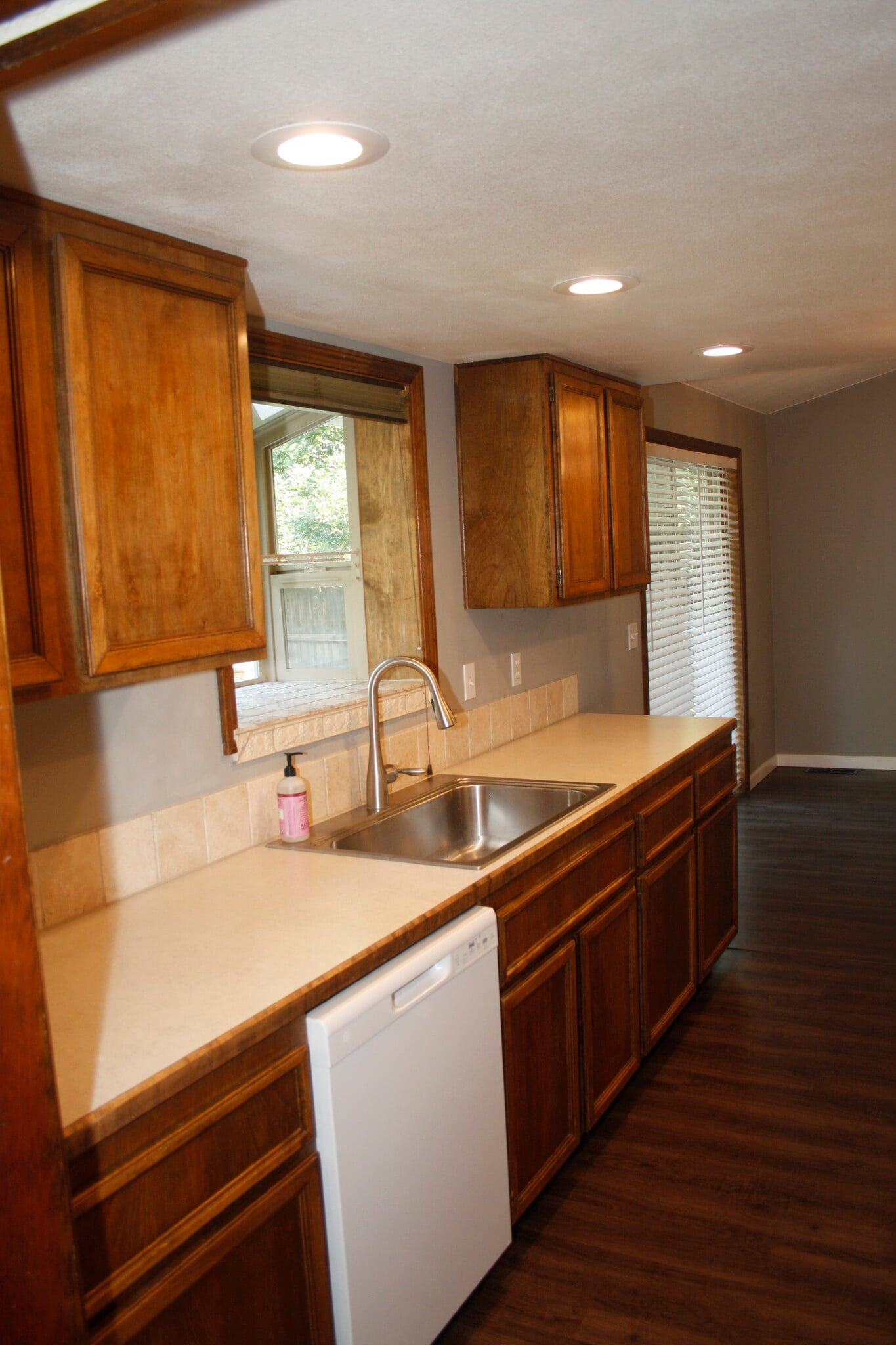 kitchen - 3993 S Law Ave