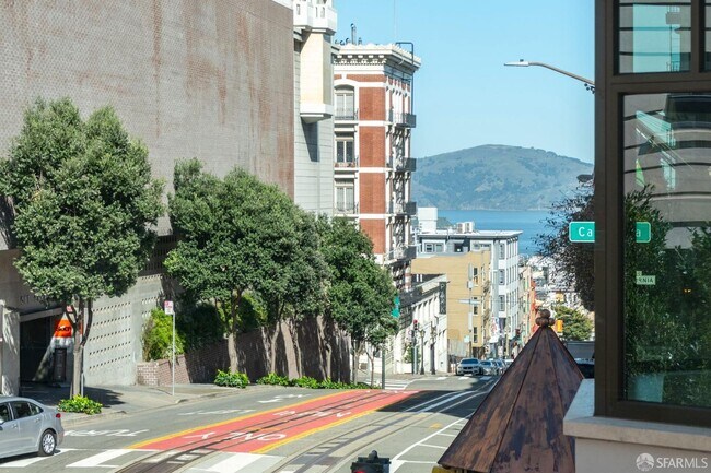 Building Photo - 875 California St