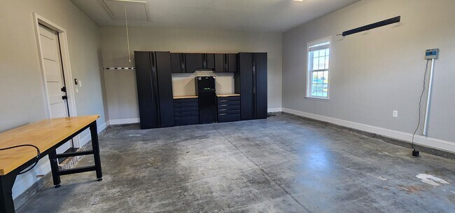 Building Photo - Elegant 4-Bedroom Valdosta Home with Vault...