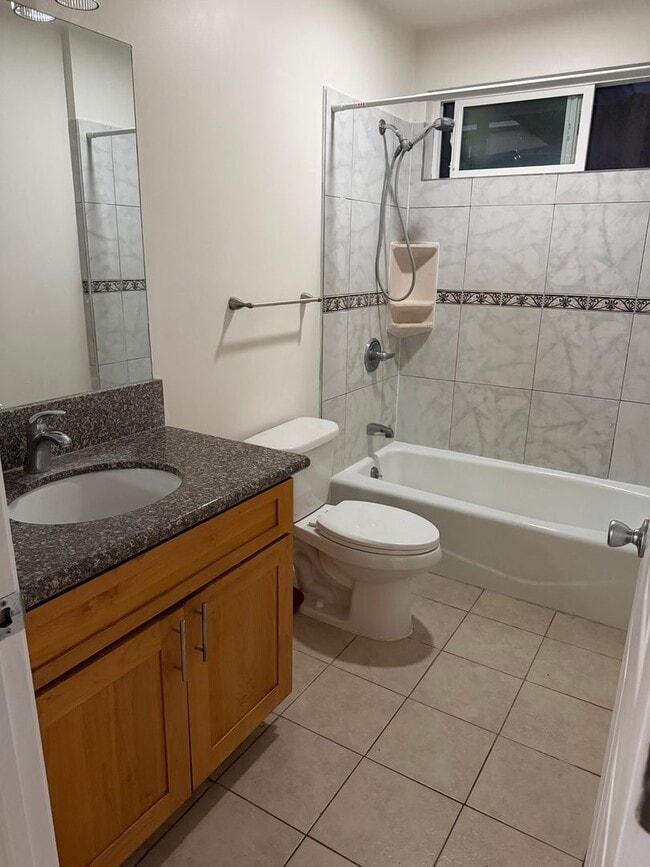 Building Photo - 2 bedroom 1.5 bath duplex Great location!