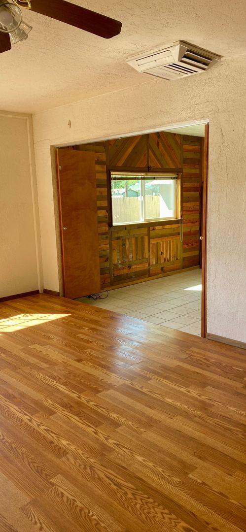 Building Photo - 2 Bedroom With Lots of Space