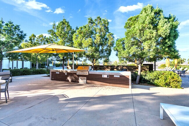 Building Photo - Light and bright 4 bedroom 3 bath beauty i...