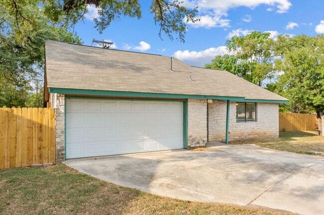Building Photo - Bright and Inviting 3-Bedroom with Private...