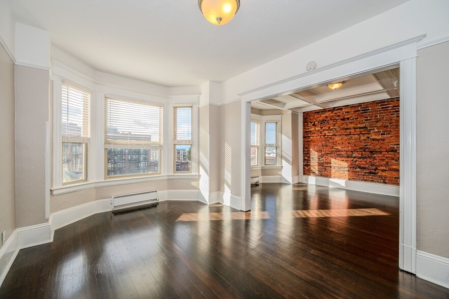 Building Photo - Goldie